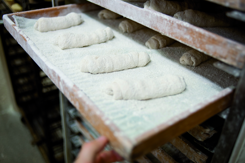 Teiglinge fertig zum Backen auf Stikken