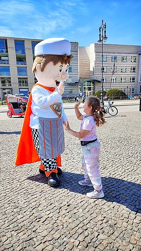 Bäckman gibt einem Mädchen ein High Five