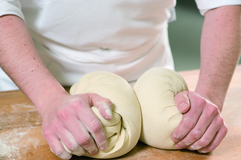 Bäcker wirkt Teig zu Ballen