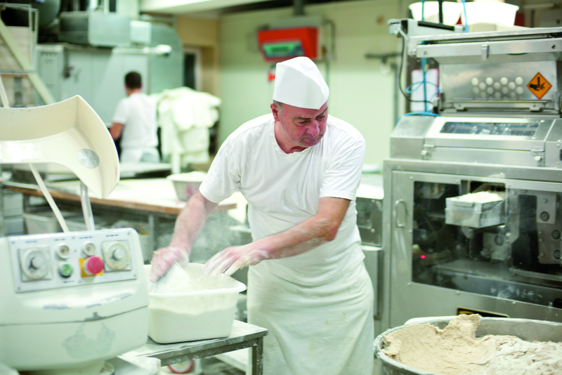 Bäcker bereitet Teig zu