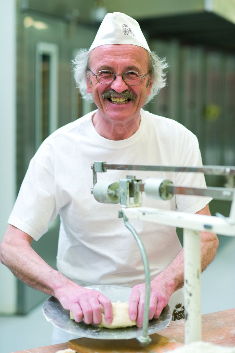 Bäckermeister wiegt Teigstücken