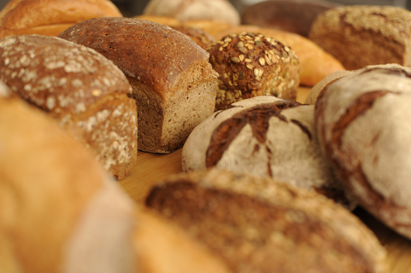 Verschiedene Brote und Brötchen in Nahaufnahme