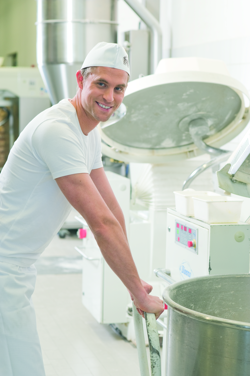 Bäckergeselle in der Backstube