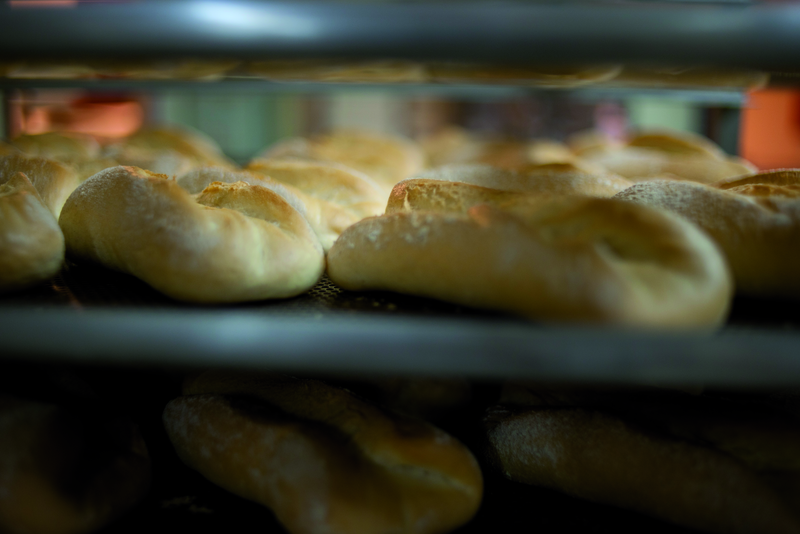 Frische Brötchen auf Stikken
