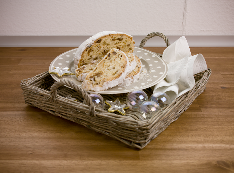 In Scheiben geschnittener Stollen auf einem Teller