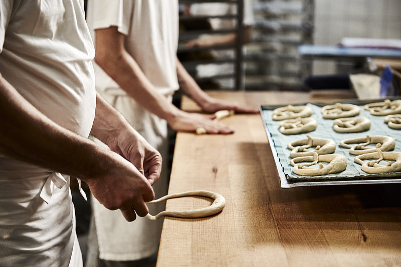 Bäcker formt Brezeln