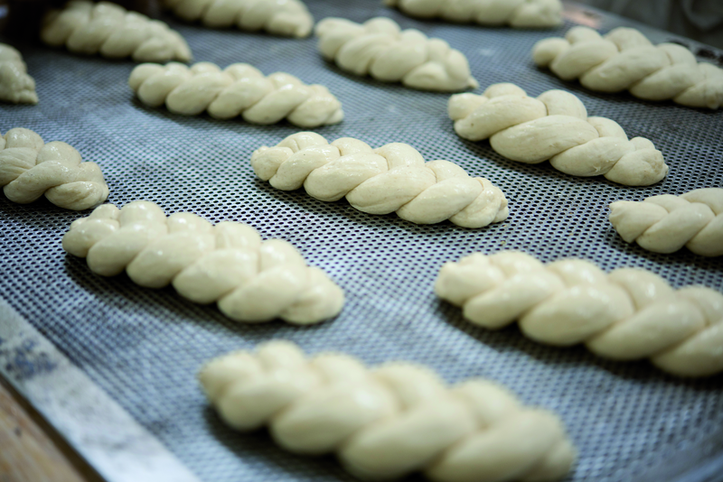 Hefezopfteiglinge auf Backblech