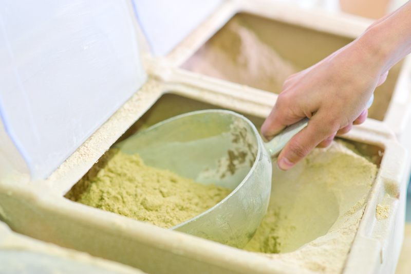 Bäcker formt Teig mit einem Rollholz