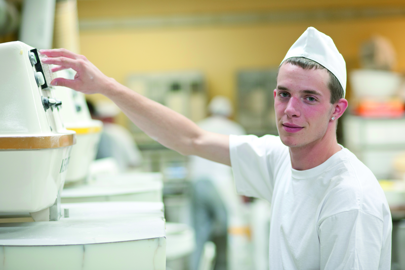Bäckergeselle stellt Knetmaschine ein