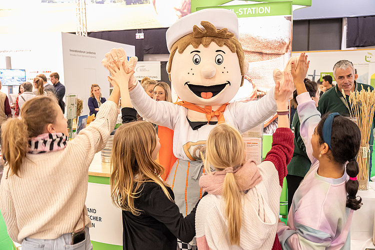 Bäckman auf der Grünen Woche umringt von Kindern