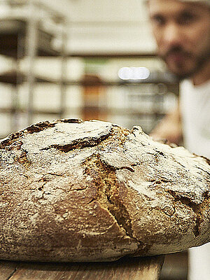 Brot wird in den Ofen geschoben