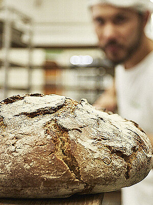 Brot wird in den Ofen geschoben