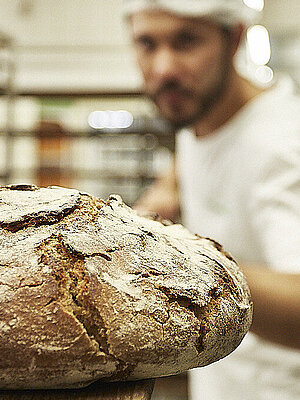 Brot wird in den Ofen geschoben