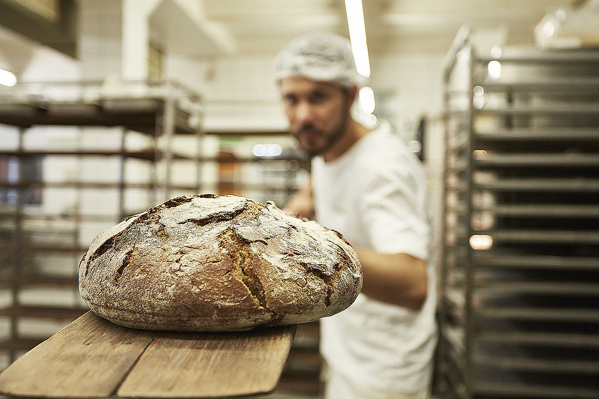 Brot wird in den Ofen geschoben