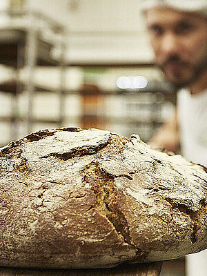 Brot wird in den Ofen geschoben