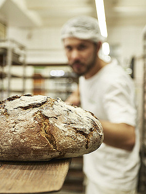 Brot wird in den Ofen geschoben