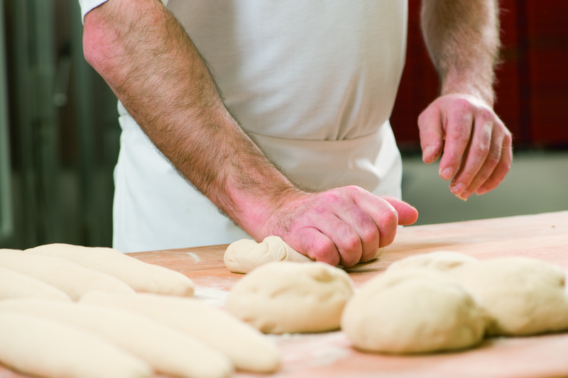Teig wird mit Händen geformt
