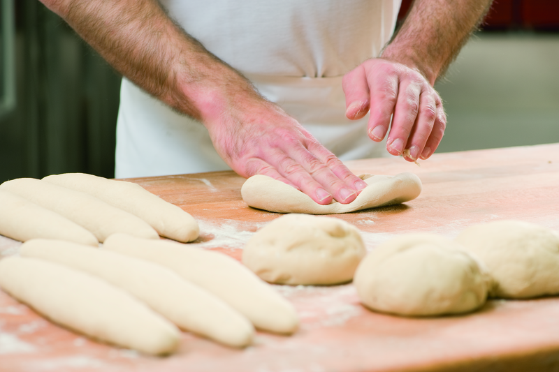 Teig wird mit Händen geformt