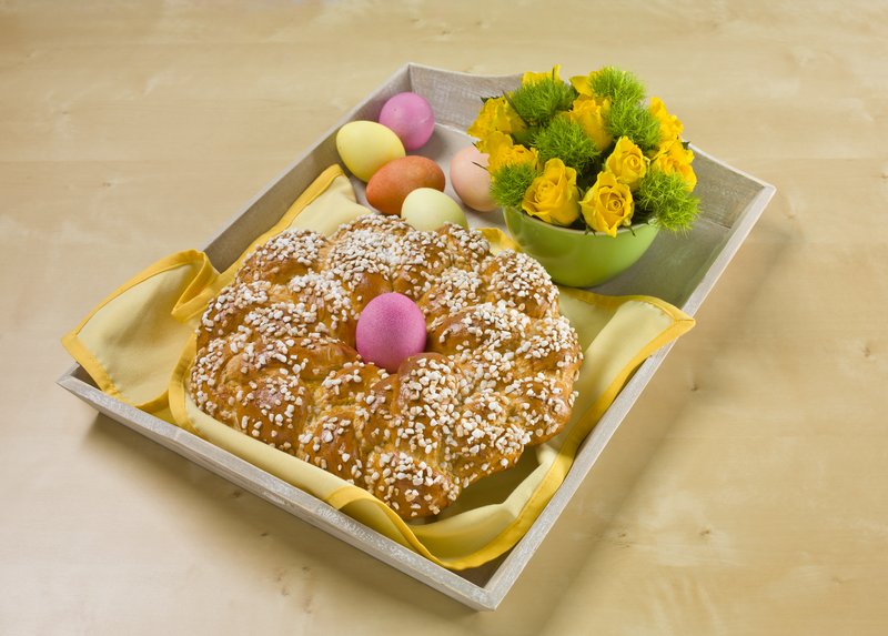 Ostergebäck, bunte Ostereier und Blumenstrauß auf einem Tablett