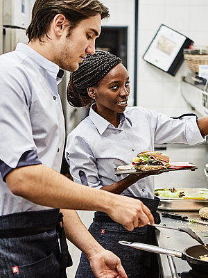 Mitarbeiter der Bäckerei Lutz beim Belegen von Brötchen