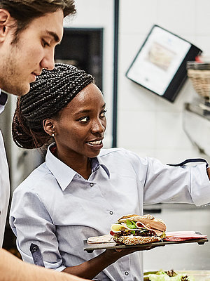 Mitarbeiter der Bäckerei Lutz beim Belegen von Brötchen