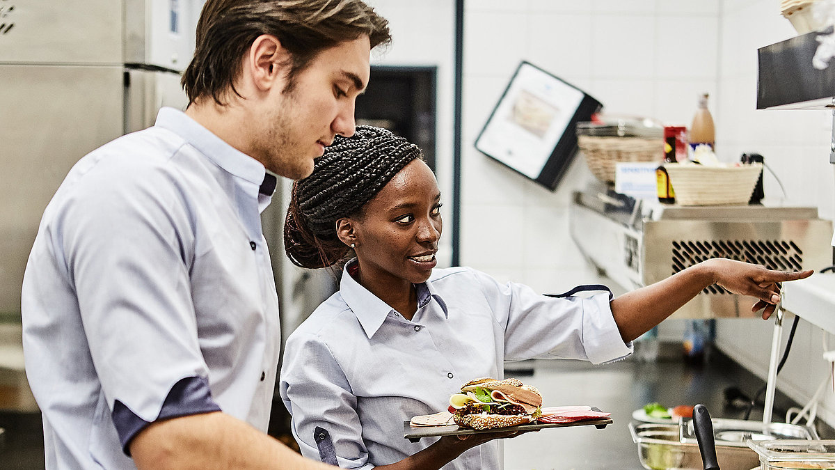 Mitarbeiter der Bäckerei Lutz beim Belegen von Brötchen