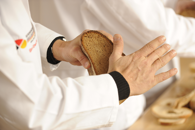 Bäcker zeigt Brot