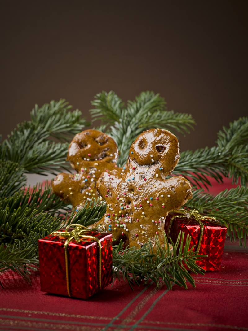 Printenmänner, Tannenzweige und Weihnachtsdeko