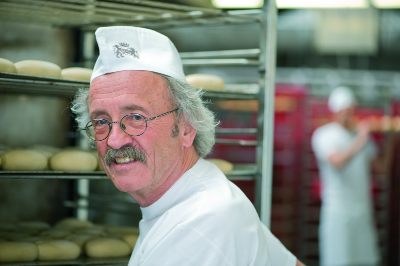 Bäckermeister in der Backstube