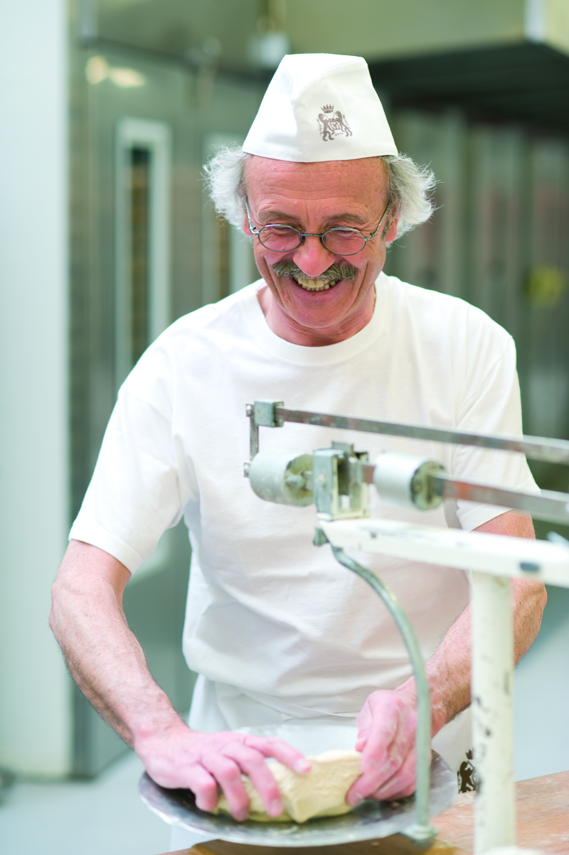 Bäckermeister wiegt Teigstücken