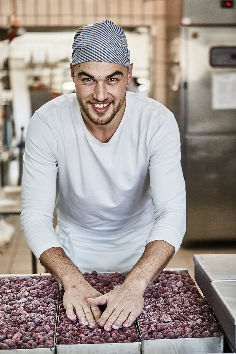 Bäckermeister bei der Kuchenherstellung