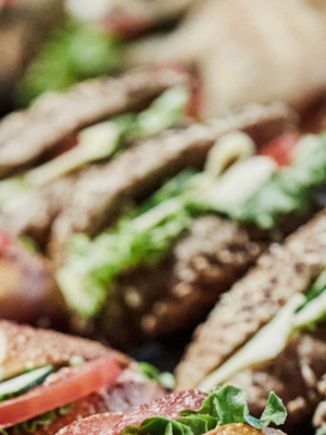 Belegte Brötchen und ein Schriftzug"Wird Ihr nächster Snack bald teurer?"