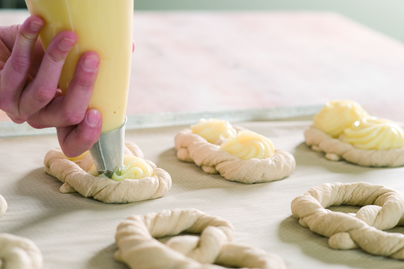 Füllen der Plunder-Teiglinge mit Pudding