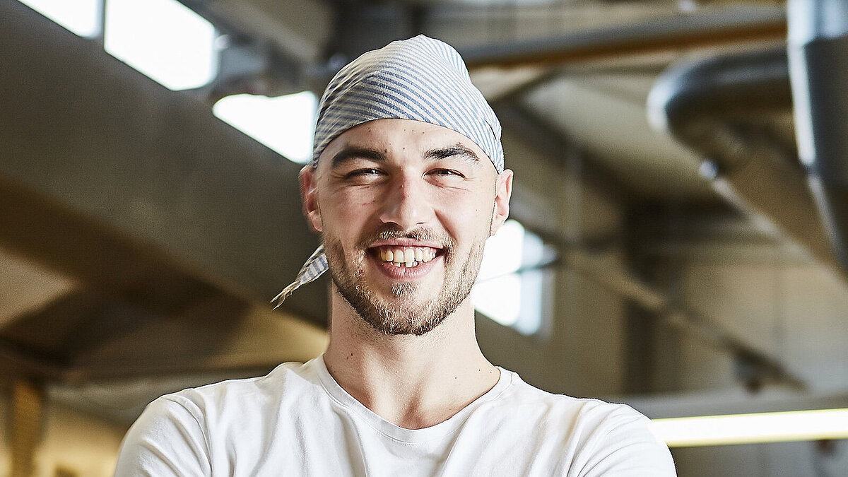 Bäcker posiert vor der Kamera