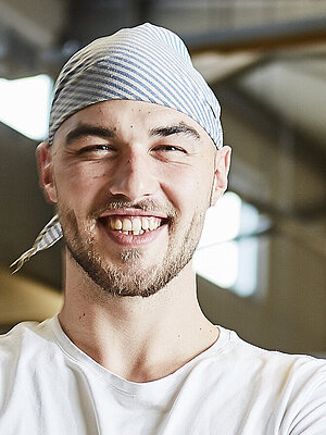 Bäcker posiert vor der Kamera
