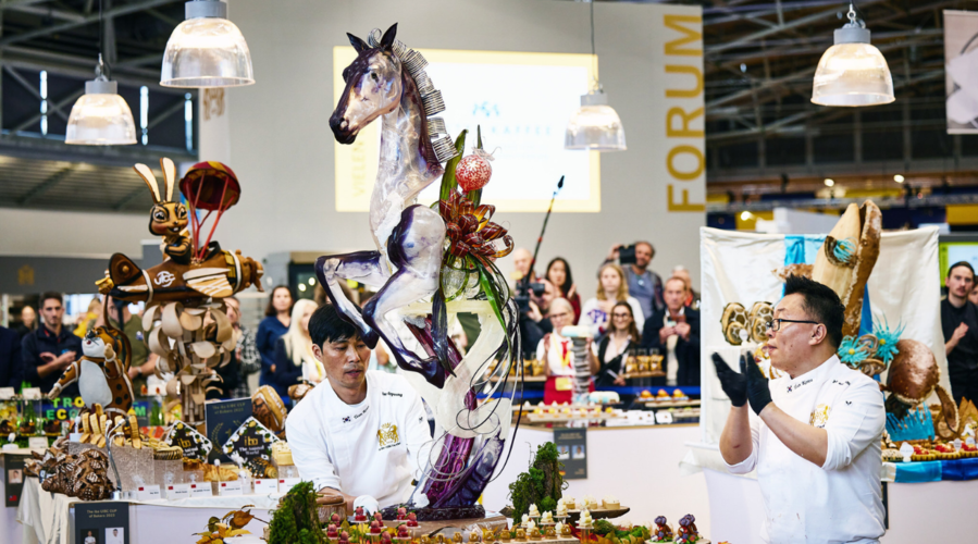 2 Bäcker mit einem Kunstwerk in Form eines Pferdes auf der Iba 2023