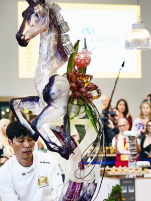 2 Bäcker mit einem Kunstwerk in Form eines Pferdes auf der Iba 2023