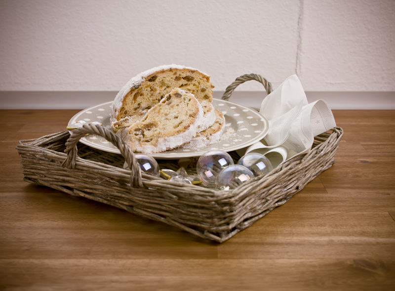 In Scheiben geschnittener Stollen auf einem Teller