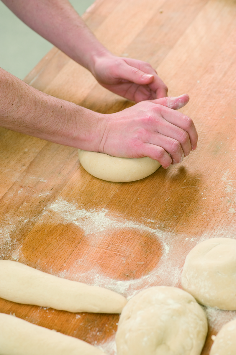 Teig wird mit Händen geformt