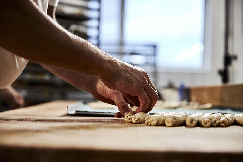 Bäcker Hände formen Brezel