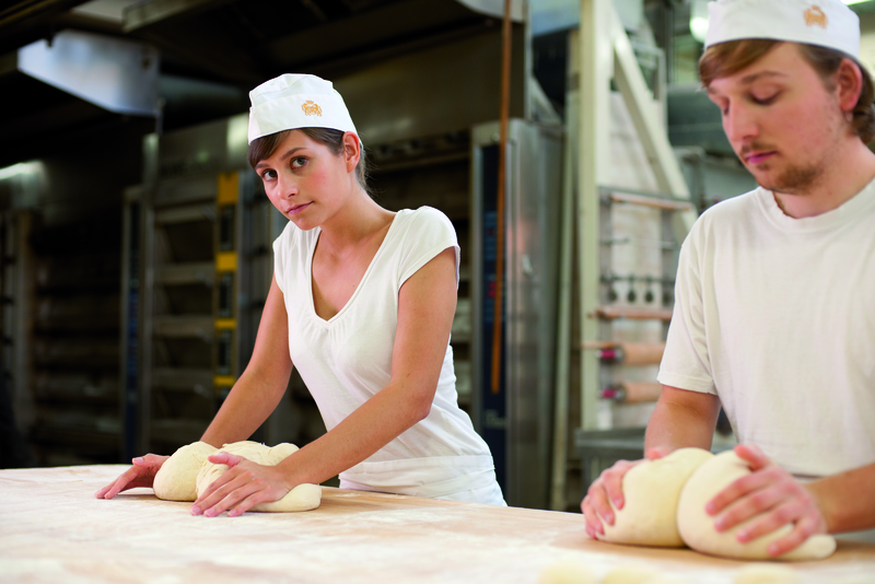 Bäckerlehrlinge kneten Teig
