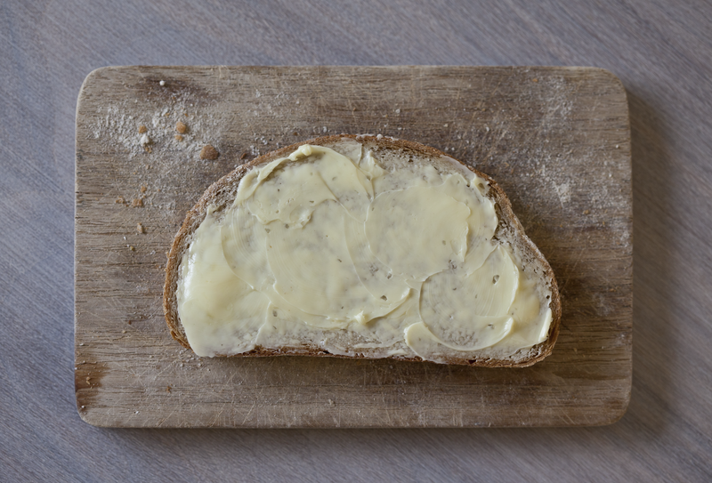 Butterbrotscheibe auf einem Holzbrett