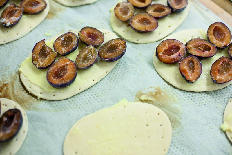 Teigrohlinge, ausgerollt mit Pflaumen