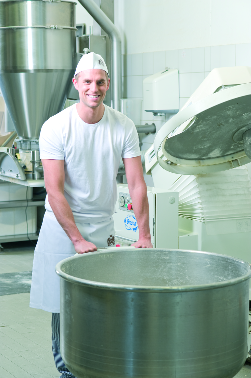 Bäckergeselle am Knetgerät