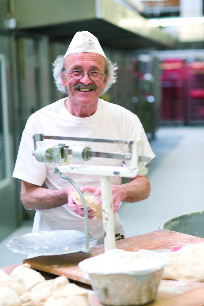 Bäckermeister wiegt Teigstücken