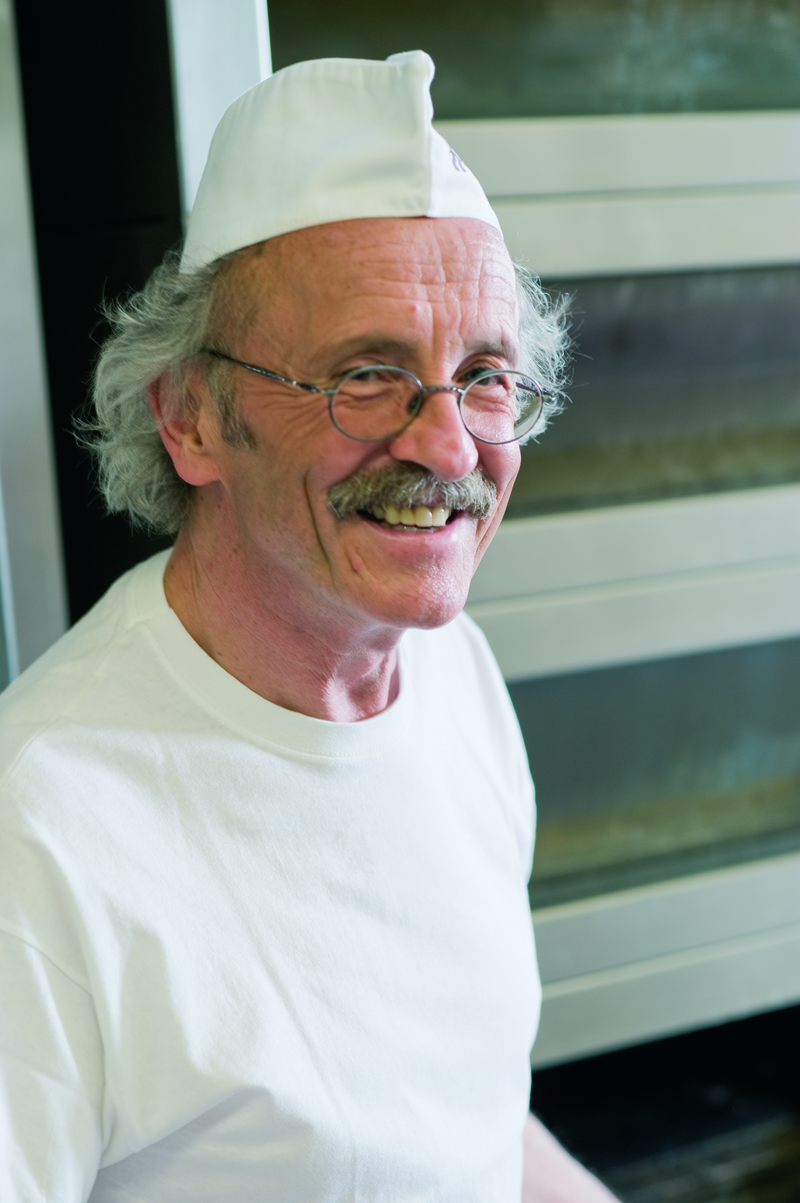 Bäckermeister vor einem Etagenofen