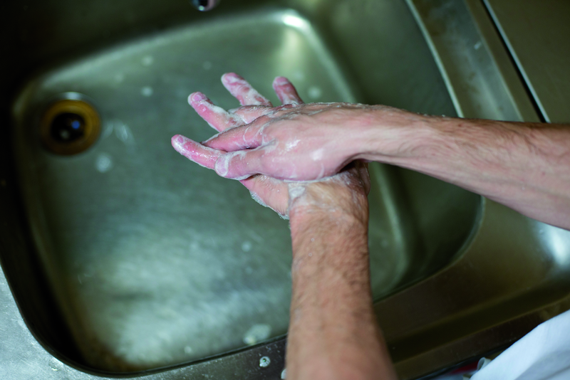 Bäcker wäscht Hände