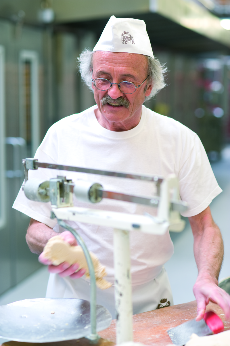 Bäckermeister wiegt Teigstücken