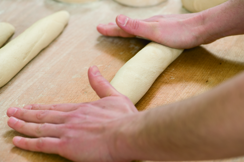 Teig wird mit Händen geformt
