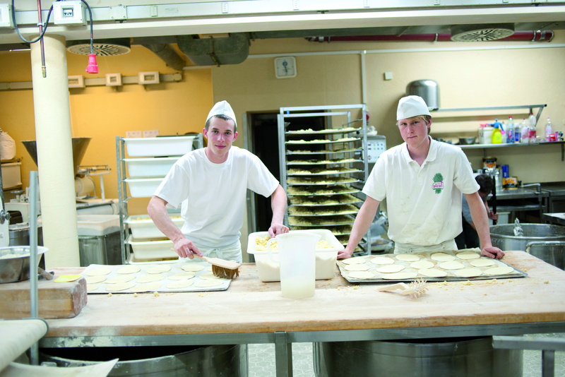 Bäcker bereiten Backwaren zu